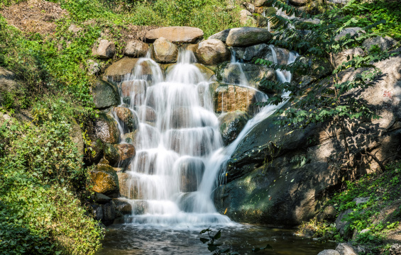 中国天津蓟县盘山风景区山上水流小溪瀑布