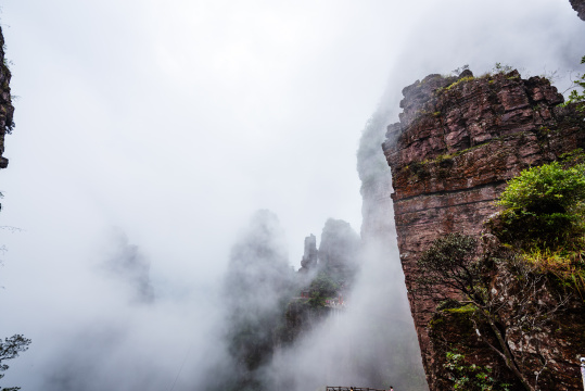 云雾中的广西贵港平南北帝山景区
