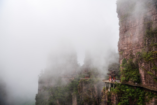 云雾中的广西贵港平南北帝山景区