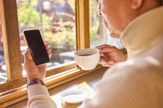 老年男子在咖啡店享受悠闲时光