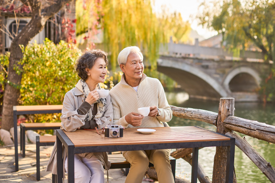 老年夫妇享受路边咖啡馆