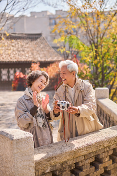 老年夫妇在古镇旅游