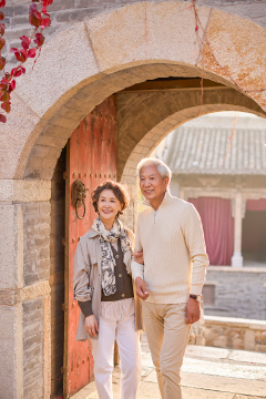 快乐的老年夫妇在古镇旅游