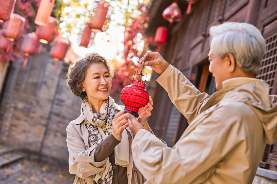 开心的老年夫妇游览古镇