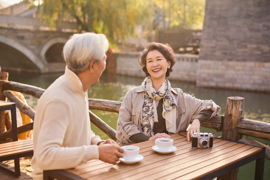 老年夫妇享受路边咖啡馆