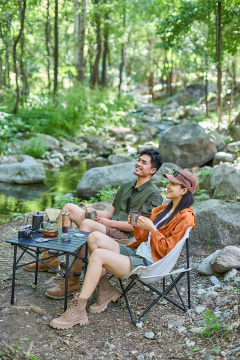 快乐情侣露营喝茶