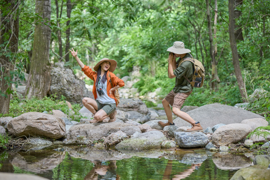 年轻情侣在溪边玩耍