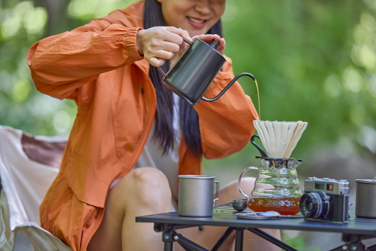 快乐女子露营喝茶