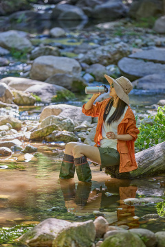 快乐女子在溪边玩耍