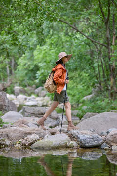 女子享受户外远足时光