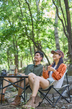 快乐情侣露营喝茶