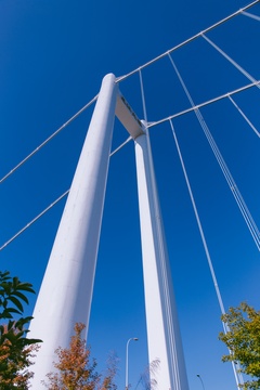 白色斜拉桥与蓝天视角