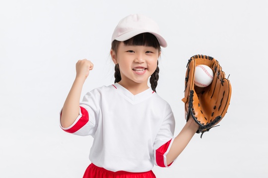 手拿棒球的小女孩