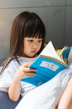 坐在窗前看书的小孩子