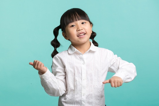 可爱的亚洲小女孩棚拍肖像