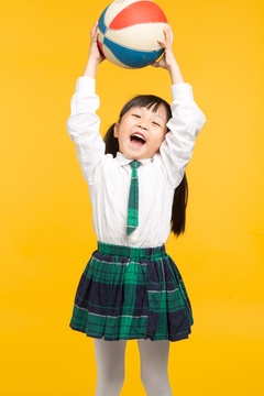 抱篮球的小学生