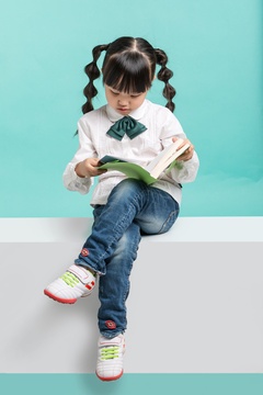 低头看书的小女孩全身像