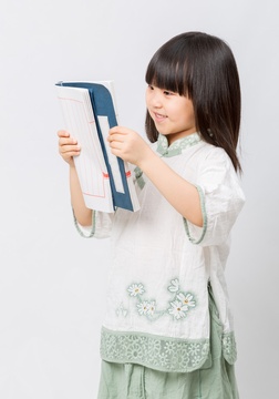 穿古装看书的亚洲小女孩棚拍肖像