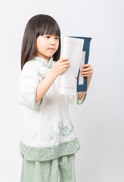 穿古装看书的亚洲小女孩棚拍肖像