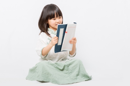 穿古装看书的亚洲小女孩棚拍肖像