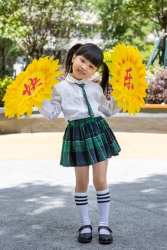 拿着太阳花跳舞的小学生