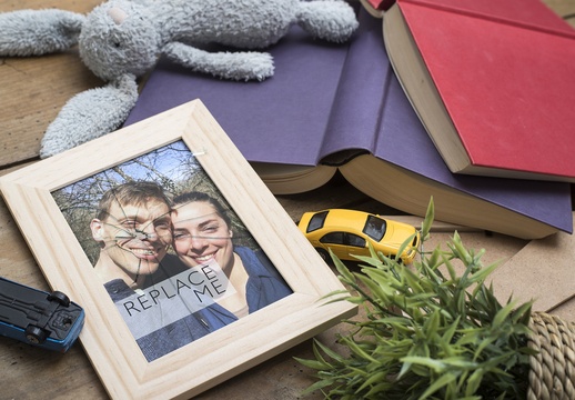 地板上破碎相框模型