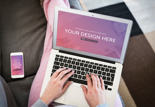 人腿上放置笔记本电脑和智能手机的模型展示 