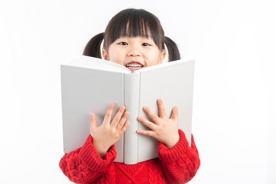 拿书本的小女孩