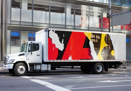 停在纽约市一条繁忙街道上的送货车。PSD模型模板。 