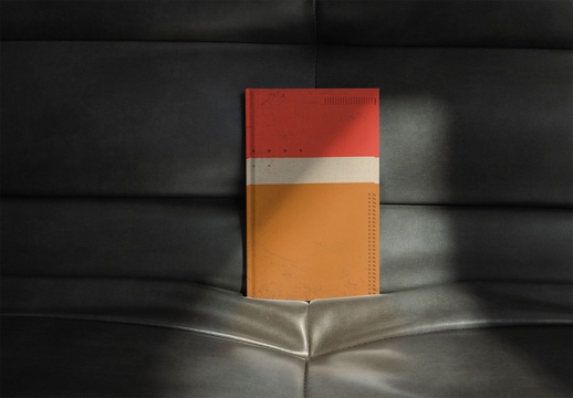 深色沙发场景中的书籍封面模型 