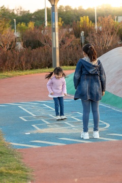 小女孩玩跳房子游戏