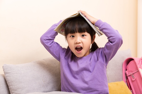 室内沙发上看书的小学生