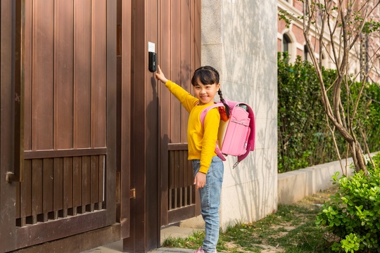 放学背着书包走到大门口的小女孩