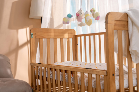 房间里的婴儿床