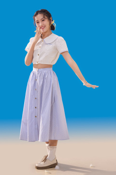 蓝色背景下的一位快乐的青年女人