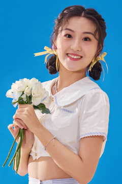 蓝色背景下的快乐女人