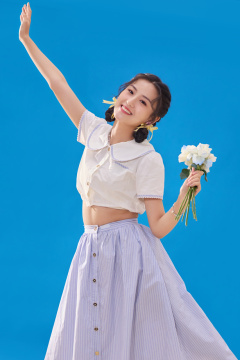 蓝色背景下的快乐女人