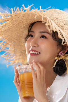 头戴遮阳帽的快乐女孩