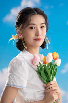 拿着郁金香的快乐青年女人