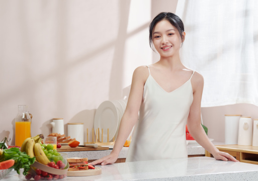 一位亚洲华裔青年女人在厨房里做早餐