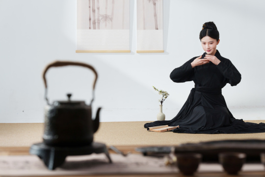 一位中国古典女人在茶室里喝茶