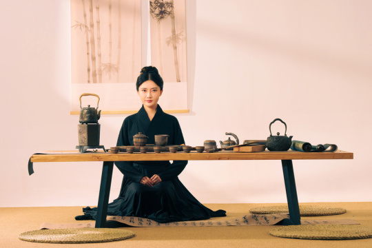 茶室里一位中国古典美女