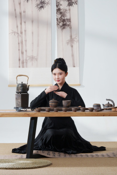 一位中国古典女人在茶室里喝茶