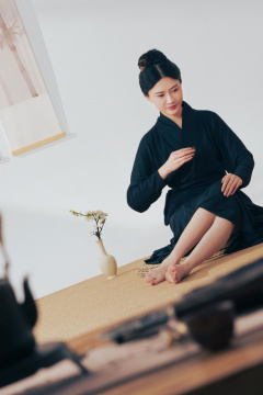 一位中国古典女人在茶室里喝茶