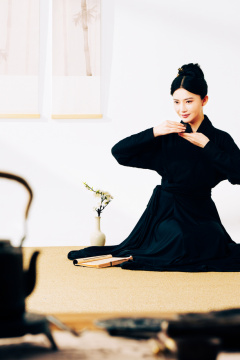 一位中国古典女人在茶室里喝茶