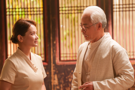 一位亚裔老年中医给学生讲解医学知识