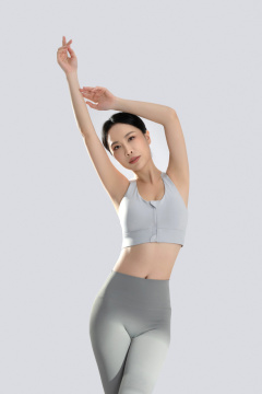 年轻女人练习瑜伽