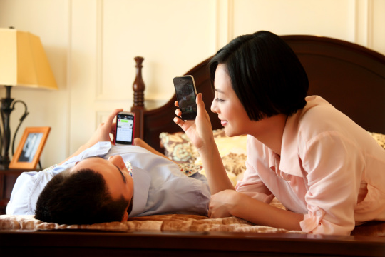 趴在床上的情侣