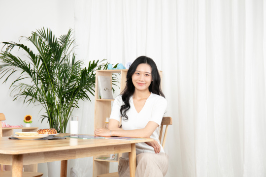 看镜头微笑的年轻妈妈