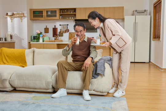 给伴侣喝牛奶的老年女性